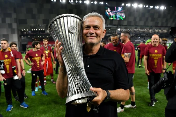 Thời hạn 30 ngày cuối cùng của Mourinho để cứu vãn vị trí tại Roma